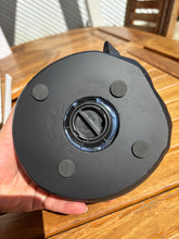 Load image into Gallery viewer, urne chat en résine vue du dessous
