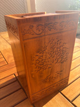 Load image into Gallery viewer, urne cineraire arbre de vie bois
