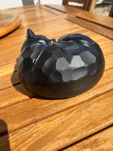 Load image into Gallery viewer, urne cineraire chat de dos
