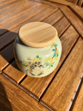 Load image into Gallery viewer, urne cineraire chat fleurs
