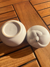 Load image into Gallery viewer, urne cineraire pour chien blanche ouverte
