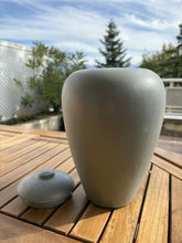 Load image into Gallery viewer, urne cineraire classic grise avec couvercle
