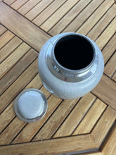 Load image into Gallery viewer, urne cineraire grise infini ouverte
