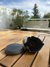 Load image into Gallery viewer, urne cineraire hamster vue du dessous
