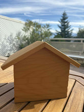 Load image into Gallery viewer, urne funeraire maison en bois de dos
