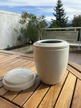 Load image into Gallery viewer, urne cineraire metal blanche avec vue montagne
