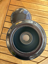 Load image into Gallery viewer, urne cineraire samia marron vue du dessus
