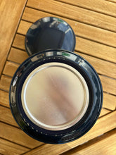 Load image into Gallery viewer, urne cineraire bleue ouverte houx
