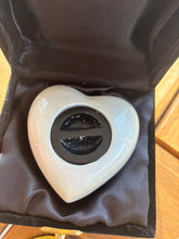 Load image into Gallery viewer, urne coeur de dos dans boite 
