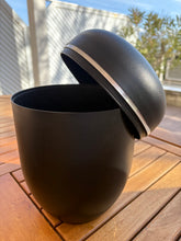 Load image into Gallery viewer, urne en composite noire
