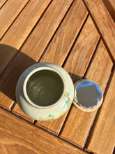 Load image into Gallery viewer, urne chat fleurs vue du dessus
