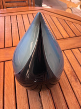 Load image into Gallery viewer, Urne funéraire Aria en forme de goutte, vue de face, finition brillante bleue et bleu marine
