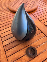 Load image into Gallery viewer, Urne funéraire Aria et son bouchon amovible présentés côte à côte
