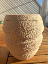 Load image into Gallery viewer, Urne funéraire biodégradable - photo 2
