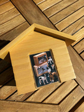 Load image into Gallery viewer, Urne funéraire en bois en forme de maison, élégante
