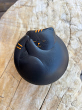 Load image into Gallery viewer, urne funeraire pour chat en céramique
