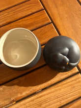 Load image into Gallery viewer, Urne funéraire Chien noire - photo 4
