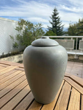 Load image into Gallery viewer, urne funeraire classic gris biodegradable vue montagne
