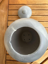 Load image into Gallery viewer, urne funeraire classic grise vue du dessus

