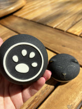 Load image into Gallery viewer, dessous urne funeraire chat patte noire
