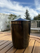 Load image into Gallery viewer, urne funeraire ferrer marron avec vue montagne
