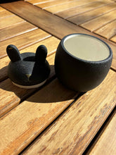 Load image into Gallery viewer, urne funéraire lapin céramique ouverte
