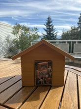 Load image into Gallery viewer, urne funeraire maison en bois avec vue montagne
