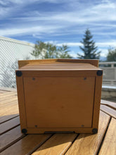 Load image into Gallery viewer, urne funeraire maison en bois vue du dessous
