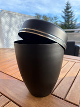 Load image into Gallery viewer, urne funeraire oeillet noire
