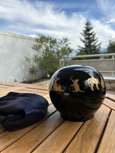 Load image into Gallery viewer, urne funeraire sphere chat avec sac
