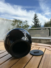 Load image into Gallery viewer, urne funeraire sphere chat ouverte
