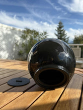 Load image into Gallery viewer, urne funeraire sphere chien ouverte
