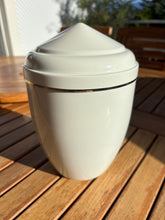 Load image into Gallery viewer, urne mandalay blanche vue montagne
