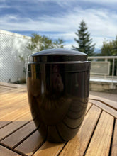 Load image into Gallery viewer, urne metal samia marron avec vue montagne
