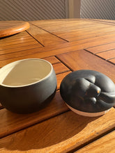 Load image into Gallery viewer, urne pour petit chien noire

