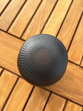 Load image into Gallery viewer, urne terra vue du dessous
